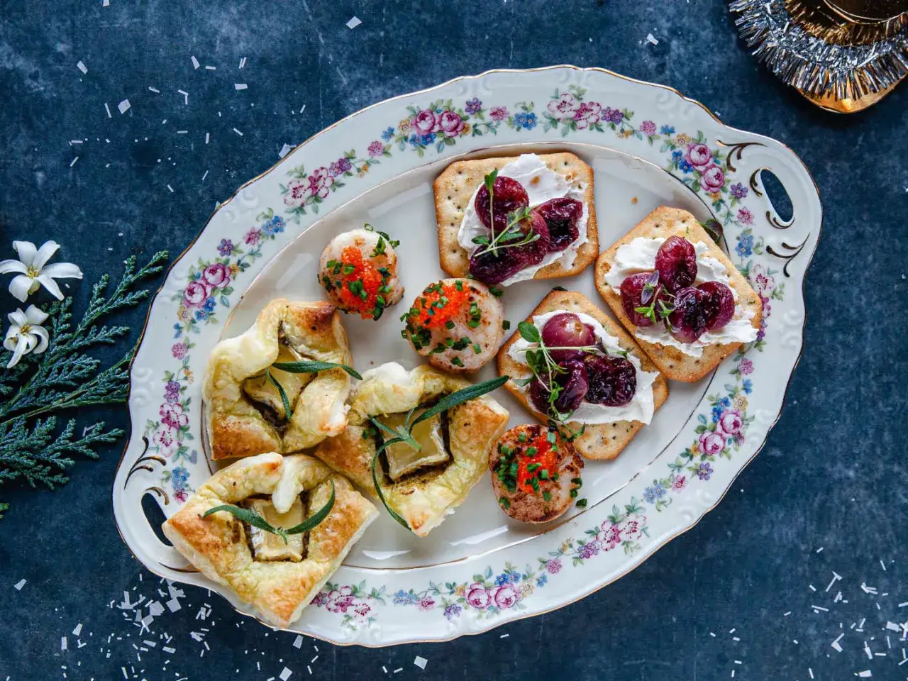 Festliga snittar med ost, vindruvor och krispiga små bakverk. Perfekt för att inspireras av nya snittar recept.