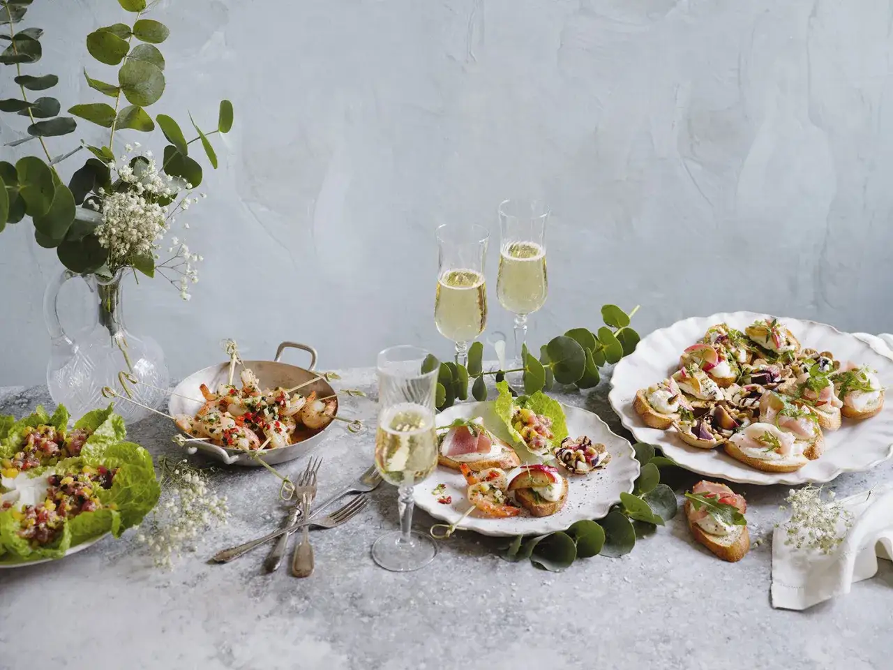 Enkel kall plockmat med räkor, bruschetta och bubbel. Perfekt för festen!