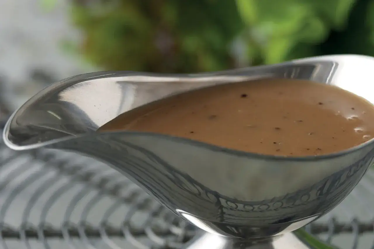 En skål med krämig brunsås, perfekt för ditt brunsås recept.
