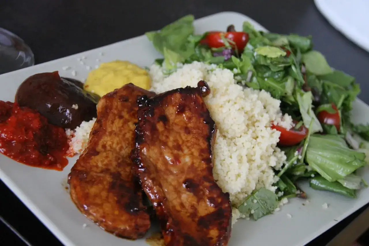 Tv&aring; saftiga schnitzlar med en h&auml;rlig kall s&aring;s till, serverade med couscous och en fr&auml;sch sallad.
