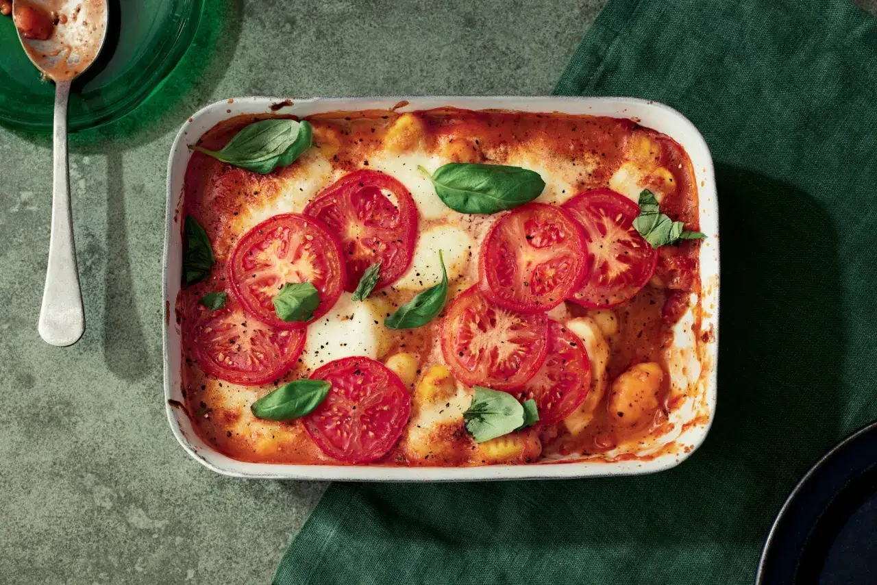 Ugnsbakad gnocchi med tomatsås, mozzarella och basilika. Perfekt för enkla middagar.