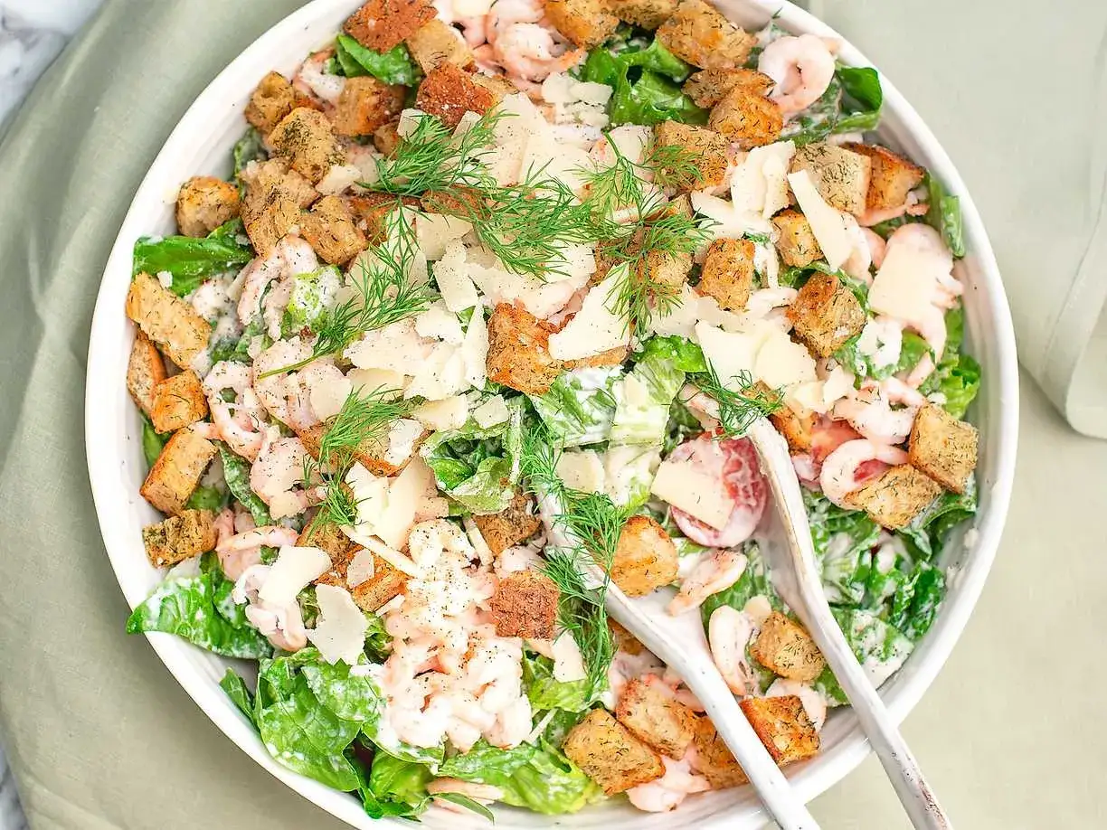 En h&auml;rlig caesarsallad med r&auml;kor, krutonger och parmesan. Ett perfekt caesarsallad recept f&ouml;r en l&auml;tt lunch eller middag.