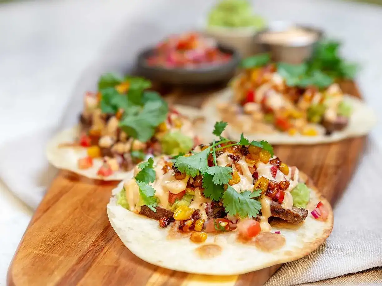 Lyxig tacos recept med saftigt kött, färska grönsaker, krämig avokado och en härlig sås. Perfekt för en festmåltid!