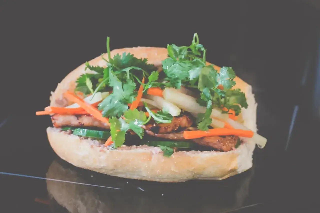 En saftig banh mi med grillat kött, krispiga grönsaker och färsk koriander. En smakexplosion i varje tugga!