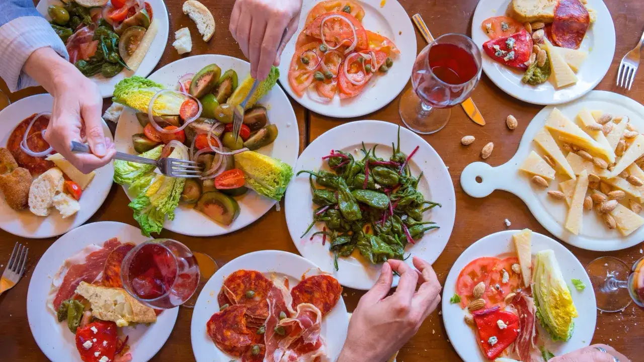 En härlig samling tapas, perfekt för en middag. Här finns allt från charkuterier och ost till grönsaker och bröd. Ett perfekt tapas recept för alla tillfällen.