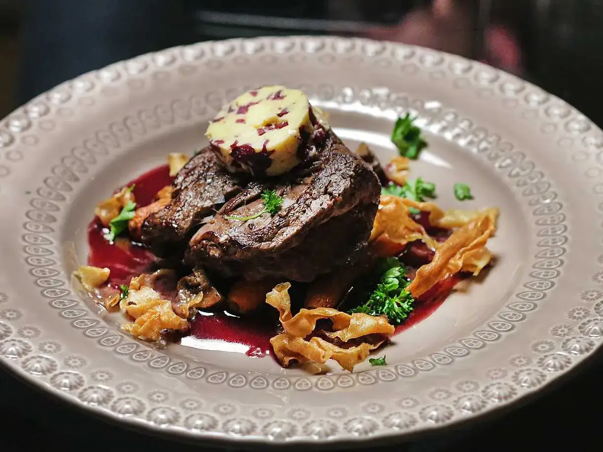 En lyxig tallrik med oxfil&eacute;, toppad med sm&ouml;r och r&ouml;dl&ouml;k, serverad med en mustig s&aring;s och krispiga tillbeh&ouml;r. Ett perfekt oxfile recept f&ouml;r helgen.