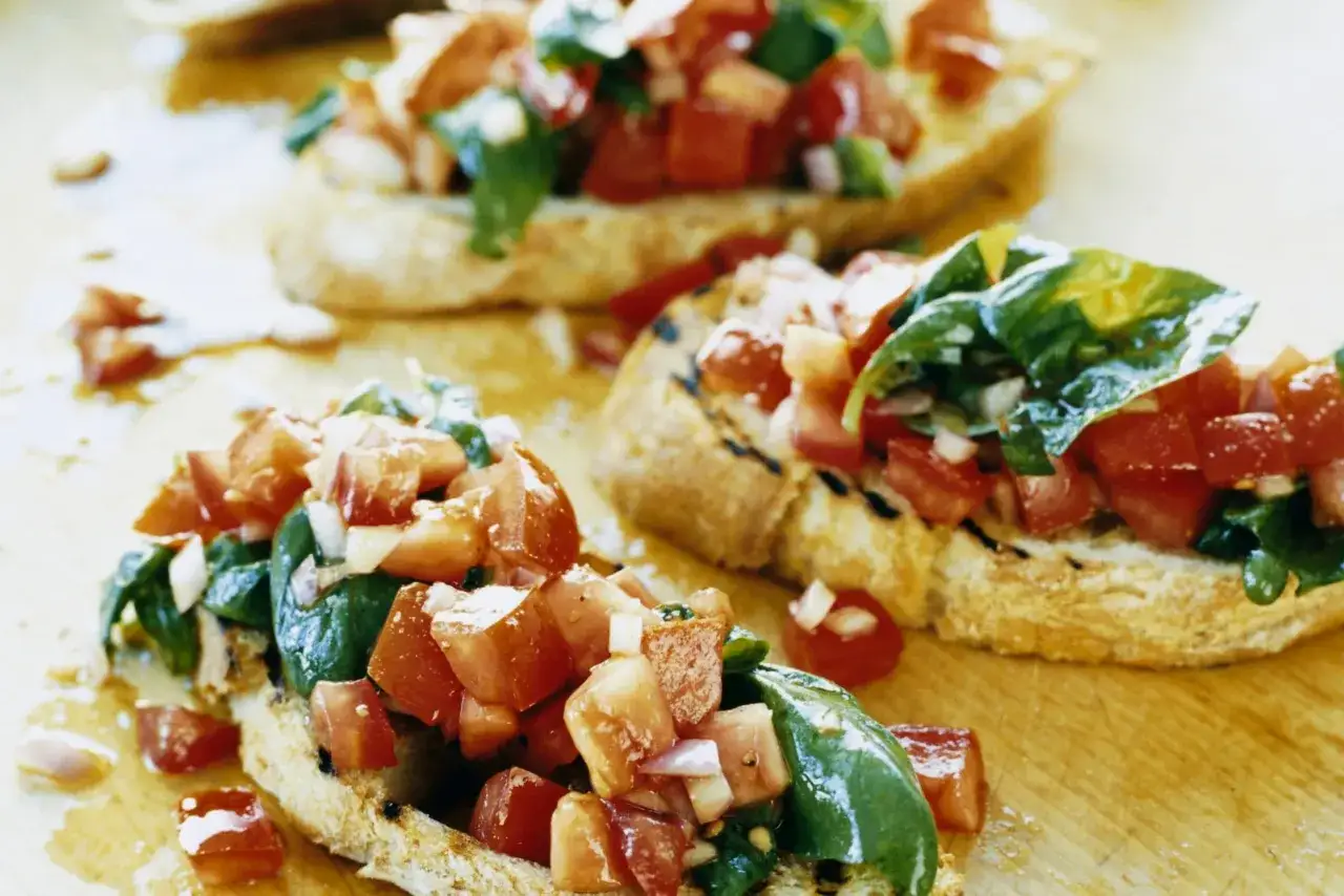 Grillad baguette med färska tomater, basilika och vitlök. Ett enkelt och gott bruschetta recept.