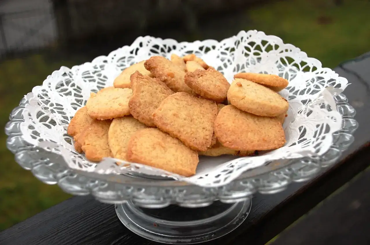 En skål med gyllene bondkakor, perfekta för fikat. Detta recept på bondkakor är en klassiker.