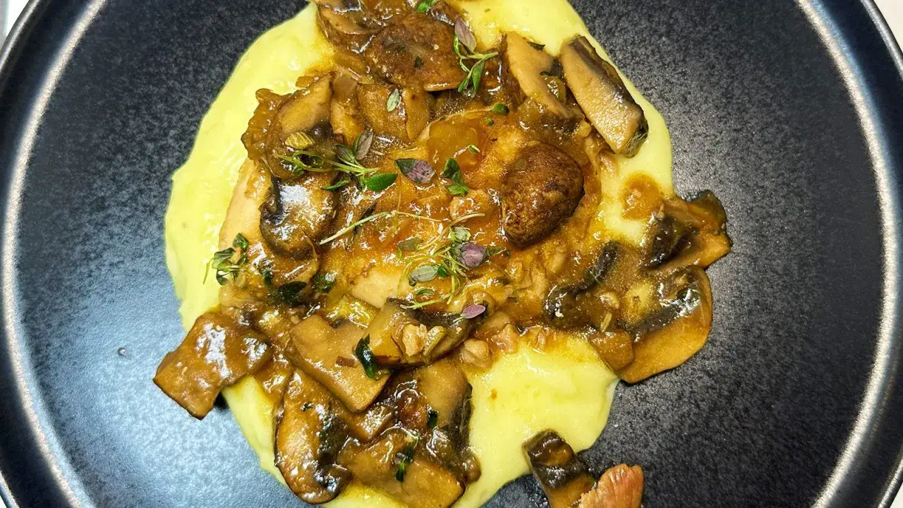 Krämig potatismos med en mustig svampsås till kyckling, garnerad med färska örter. En perfekt sås till kyckling som lyfter hela rätten.