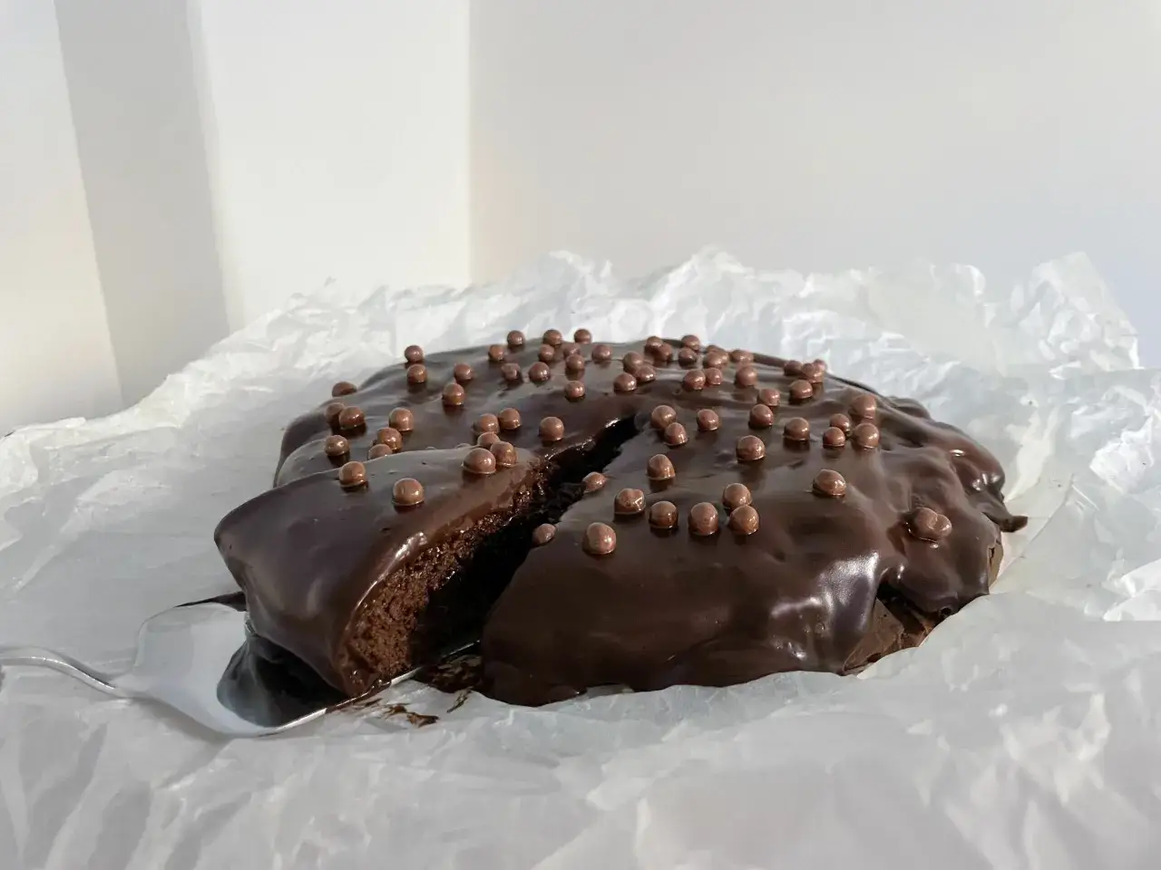 En saftig chokladkaka med chokladglasyr och strössel, perfekt för ett enkelt chokladkaka recept.