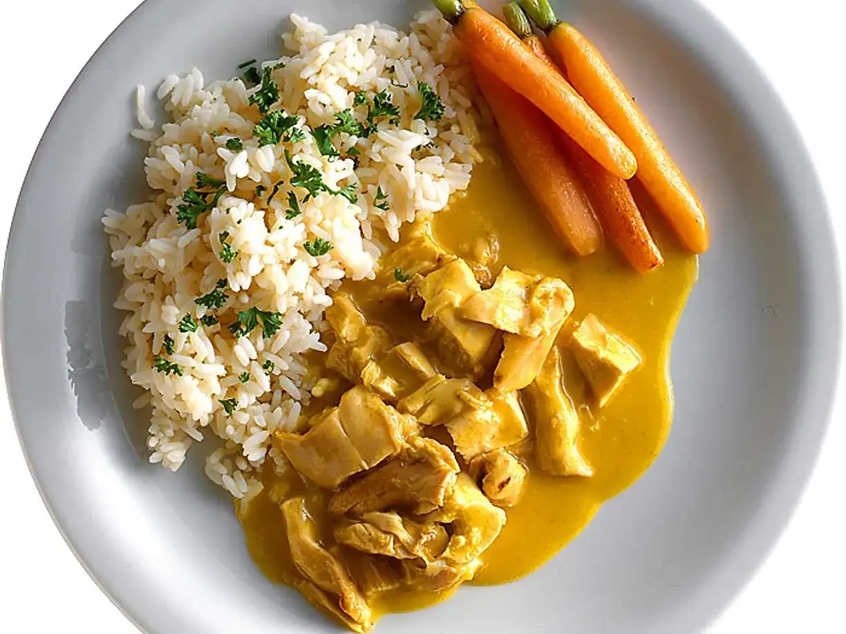 Kyckling i krämig currysås med ris och morötter. Ett enkelt och gott currysås recept för en snabb middag.