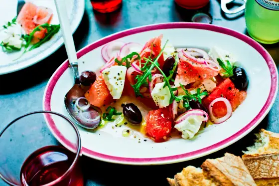 Melon- & fetaostsallad: Så blir den perfekt – inte sladdrig!