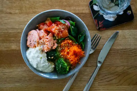 Bygg den perfekta poke bowlen - Recept & tips för balans