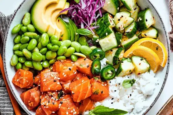 En skål med lax, edamamebönor, avokado, gurka, jalapeño och ris. En riktigt god sallad som ser fantastisk ut!