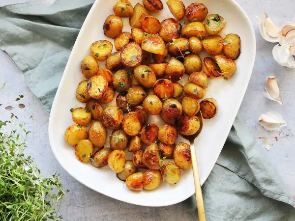 En härlig, varm potatissallad med krispiga, gyllene småpotatisar, toppad med färska örter. Perfekt som tillbehör!