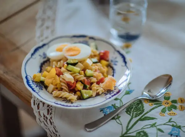 En härlig pastasallad med ägg, grönsaker och ost. Perfekt för en sommarfest eller picknick.