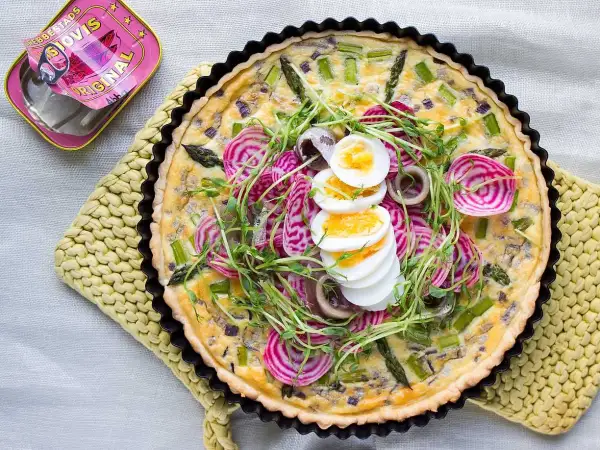 En läcker paj med sparris, rödbetor och ägg, perfekt påskbord mat. Bredvid en burk Abba Sill.