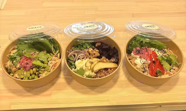 Tre skålar med klassiska sallader från SMACK. En med edamame, en med rödbetor och nötter, och en med tofu och paprika.