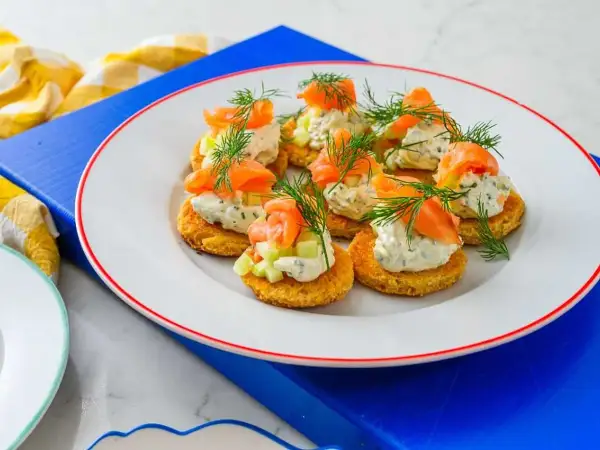 Små snittar med lax och philadelphia, toppade med dill och gurka. Perfekta till minglet!