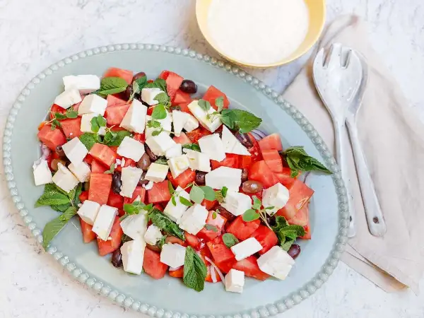 En uppfriskande vattenmelon sallad med fetaost, oliver och mynta. Perfekt för en varm sommardag.