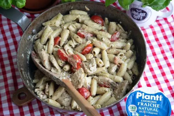 Pastasallad med kyckling och körsbärstomater, krämig egen pesto och en klick fraiche. Gott!