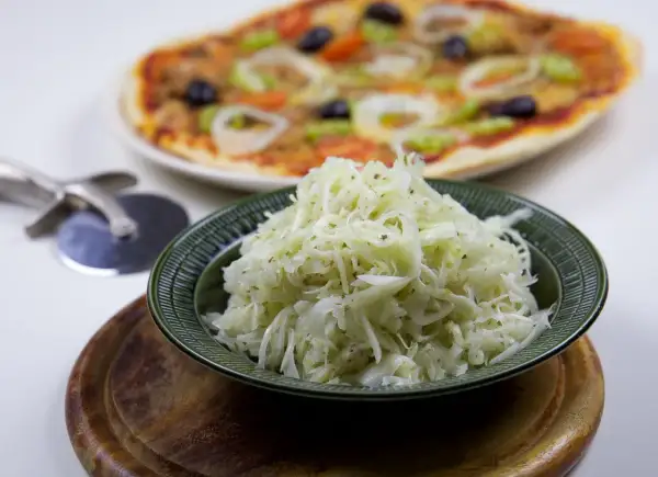 En skål med krispig pizzasallad, perfekt till din hemgjorda pizza. Här är ett enkelt pizzasallad recept!